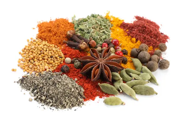 Beyaza izole edilmiş birçok farklı aromatik baharat.
