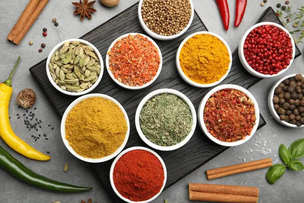 Gri masada farklı aromatik baharatlar var.