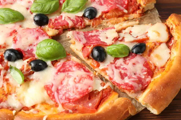 Salamlı, peynirli, fesleğenli ve zeytinli lezzetli pizza.