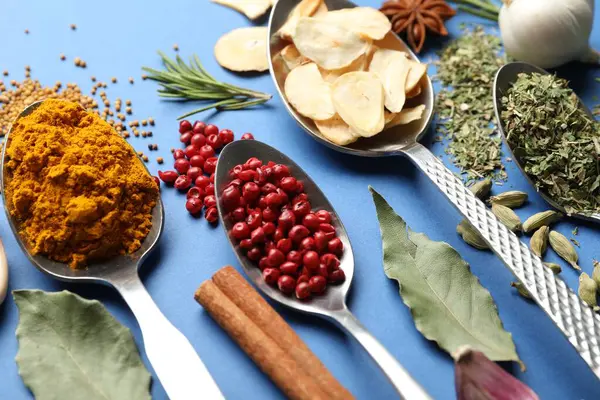 Mavi arka planda farklı aromatik baharatlar, yakın plan