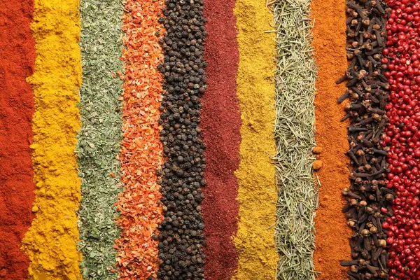 Arka plan olarak birçok farklı baharat, üst görünüm