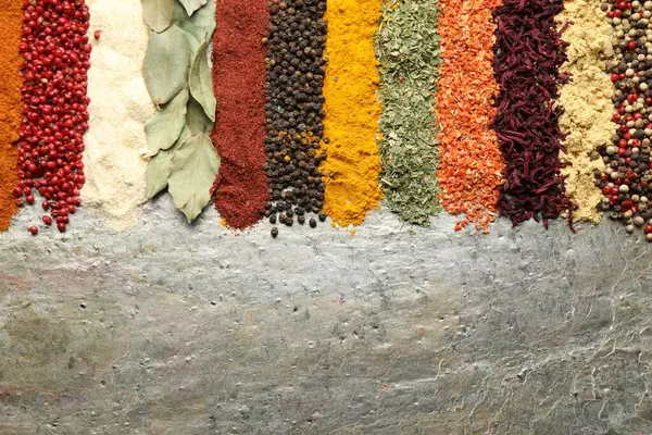 Dokuma masasında pek çok farklı baharat var. Metin için boşluk