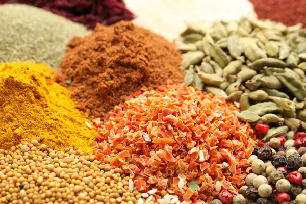 Arkaplan olarak farklı aromatik baharatlar, yakın plan görünüm