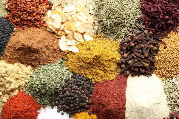 Arka plan olarak birçok farklı baharat, üst görünüm