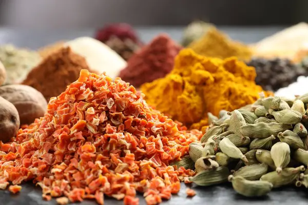 Masada birçok farklı baharat var, yakın plan görünüm
