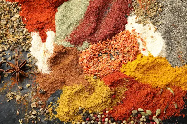 Koyu masada, düz yerde bir sürü farklı baharat var.