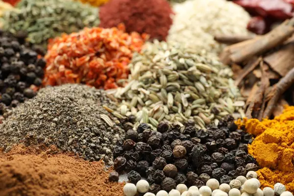 Arkaplan olarak birçok farklı baharat, yakın görünüm