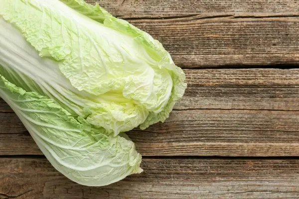 Ahşap masada taze Çin lahanası, üst manzara. Metin için boşluk