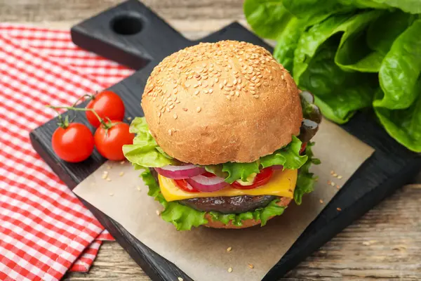 Tahta masada köfte ve peynirli lezzetli hamburger, yakın plan.