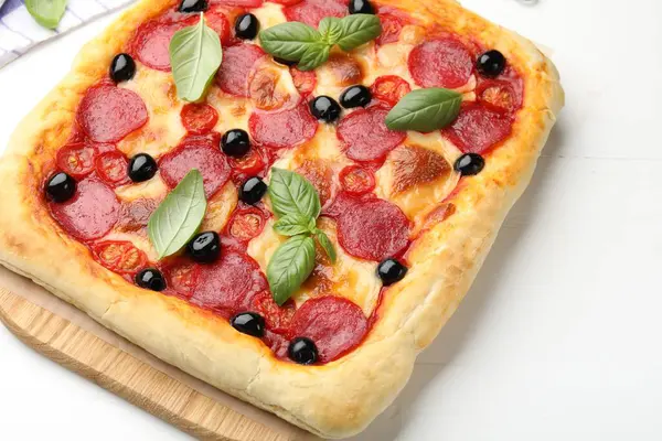 Beyaz masada lezzetli ev yapımı pizza, yakın plan.