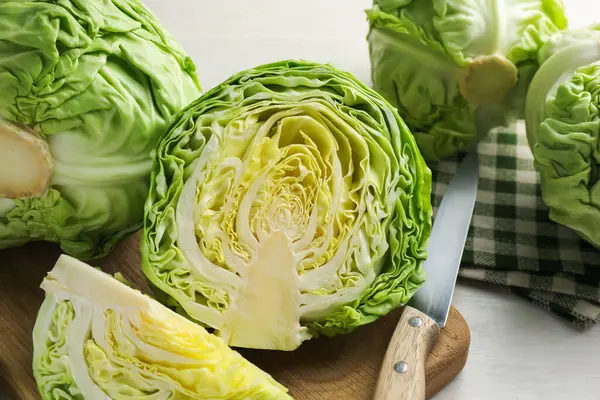 Taze lahana ve bıçak masanın üstünde, yakın plan.