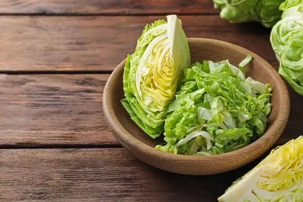 Ahşap masada taze yeşil lahanalar, yakın plan. Metin için boşluk