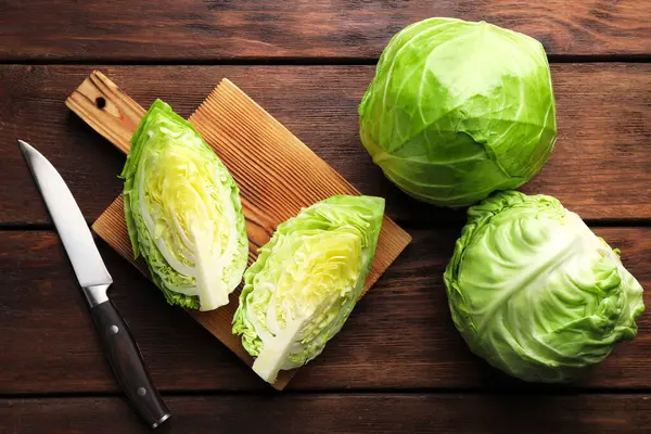 Taze lahana ve bıçak ahşap masada, düz yatıyordu.