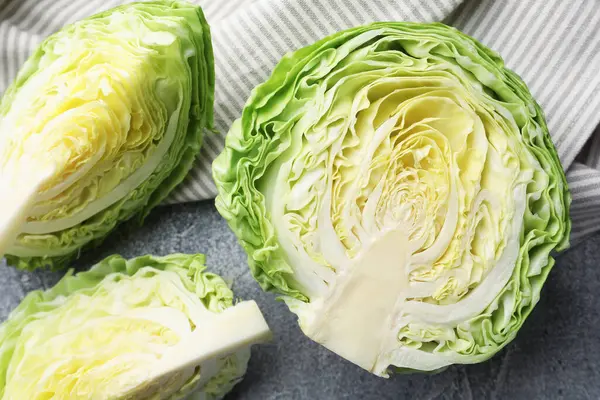 Taze lahana parçaları gri masada, düz yatıyordu.