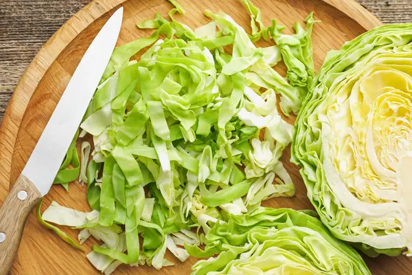 Masada taze lahana ve bıçak kes.