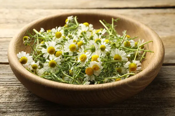 Tahta masadaki kasede taze papatya çiçekleri, yakın plan.