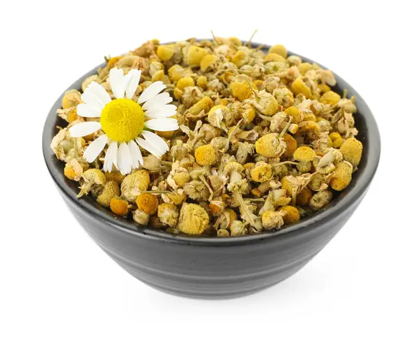 Kuru ve taze papatya çiçekleri beyaz kasede izole edilmiş.