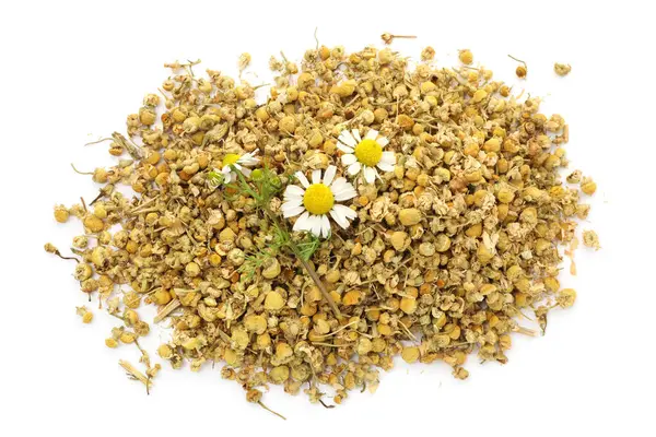 Kuru ve taze papatya çiçekleri yığını. Beyazın üstünde, manzaranın üstünde.