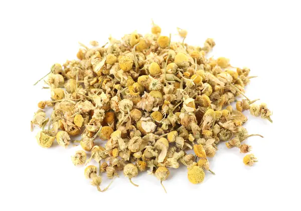 Kuru papatya çiçeği yığını beyazda izole edilmiş.