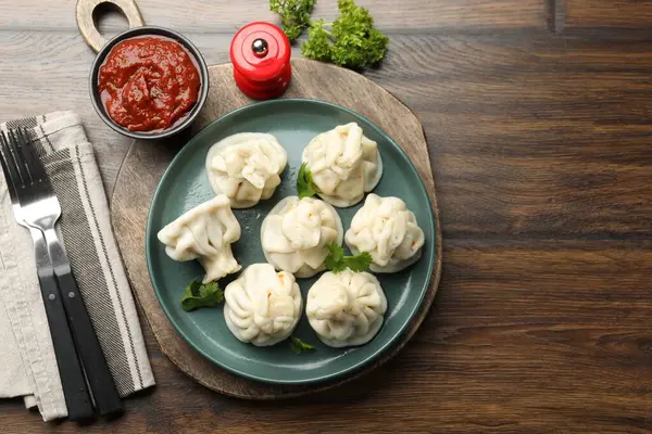 Tahta masada kişniş ile servis edilen nefis khinkali. Metin için boşluk