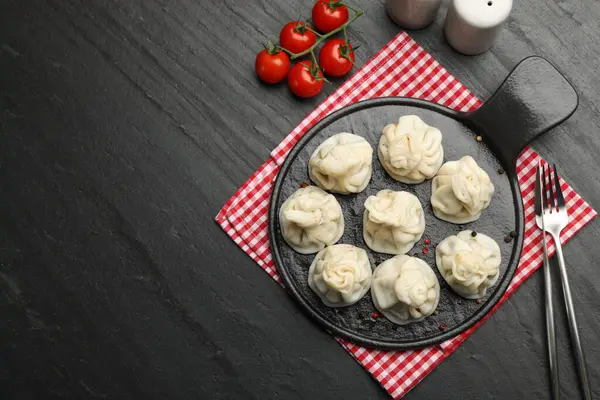 Siyah masada servis edilen nefis khinkali. Metin için boşluk