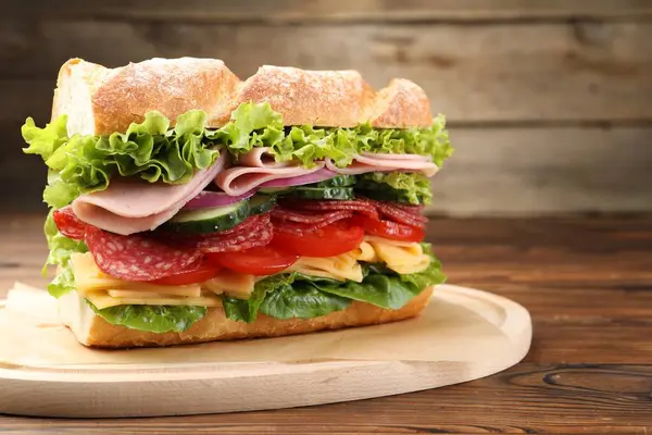 Tahta masada jambonlu ve sebzeli baget sandviç, yakın plan.