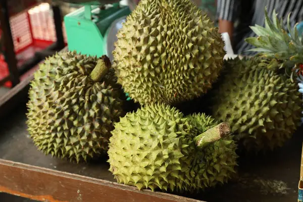Taze olgun Durian 'lar markette tezgahta, yakın plan.