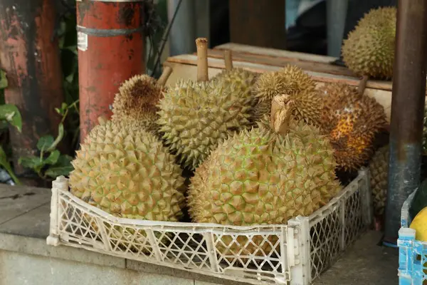 Marketteki sandıkta taze olgun durianlar, yakın plan.