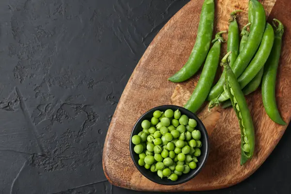 Siyah masada taze taze taze bezelyeler, üst manzara. Metin için boşluk