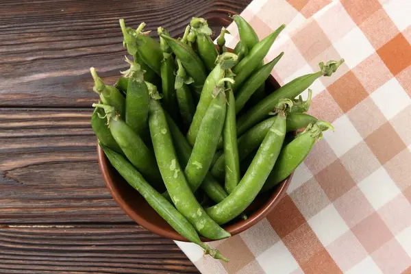 Taze taze bezelyeler ahşap masada, üst manzara