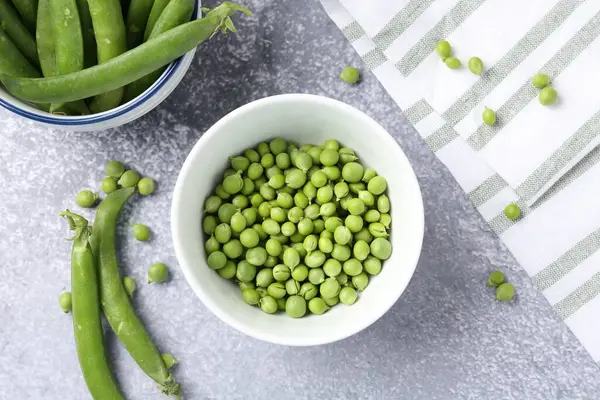 Taze taze taze bezelyeler Gri masada, düz yatıyordu