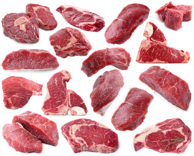 Beyaza izole edilmiş çiğ et parçaları, kolaj.