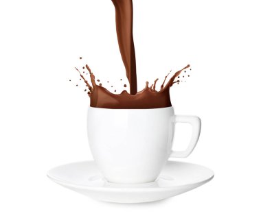 Beyaz arka planda lezzetli çikolatalı sütü fincana döküyorum. Su sıçratıyorum.