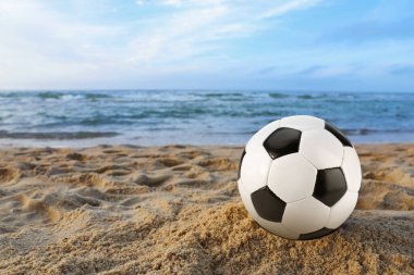Plaj futbolu. Denize yakın kumda futbol topu. Mevsimlik açık hava aktivitesi