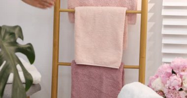 Banyoda ellerini havluyla silen kadın, yakın plan.