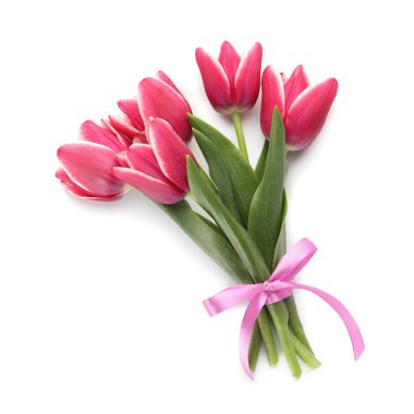 Beyaz manzaralı, güzel lalelerden oluşan bir buket.