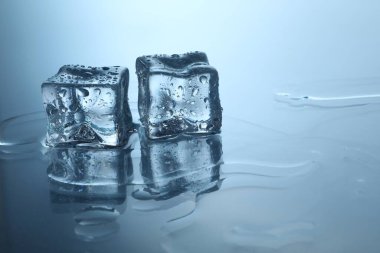 Ayna yüzeyinde temiz buz küpleri, metin için boşluk
