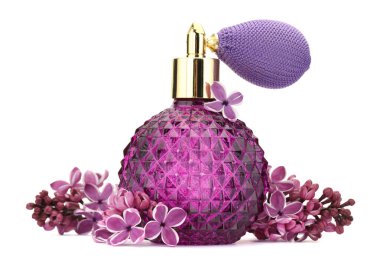 Bir şişe lüks parfüm ve beyaza ayrılmış leylak çiçekleri.