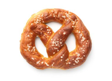 Lezzetli tuzlu kraker, beyaz üzerine izole edilmiş, üst manzara.