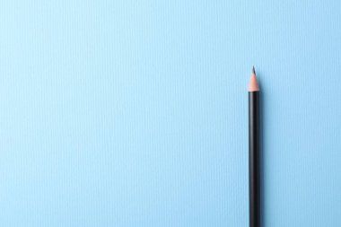 Açık mavi zemin üzerinde keskin grafit kalem, üst görünüm. Metin için boşluk