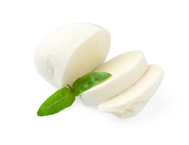 Mozarella peyniri ve fesleğen parçaları beyaz üzerine izole edilmiş.