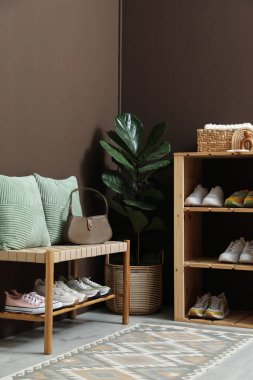 Girişteki raflarda farklı ayakkabılar var. Ayakkabı deposu