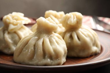 Lezzetli pişmiş khinkali masada servis ediliyor, yakın plan.