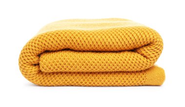 Katlanmış turuncu yün battaniye beyaza izole edilmiş.