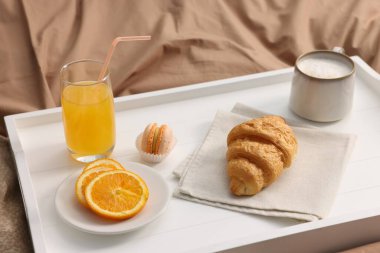 Güzel bir kahvaltı tepsisi, kapalı bir odada, yakın plan.