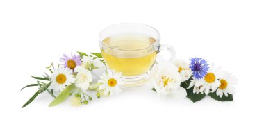 Cam bardakta aromatik bitki çayı ve beyaz bardakta izole edilmiş çiçekler.