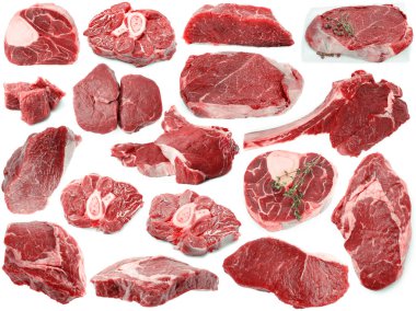 Beyaza izole edilmiş çiğ et parçaları, kolaj.