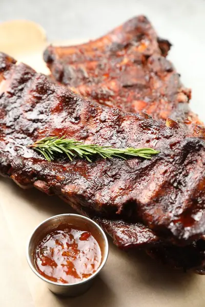 Biberiyeli ve soslu domuz pirzolası, yakın plan.