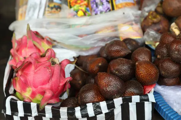 Markette farklı taze egzotik meyveler, yakın plan.