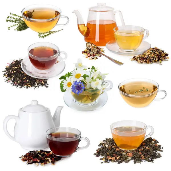 Cam bardakta bitki çayı ve beyaz kolajda izole edilmiş çaydanlıklar.